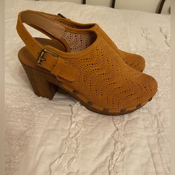 Eric Michael Julia Mustard Yellow Suede Platform Clogs - Picture 2 of 7